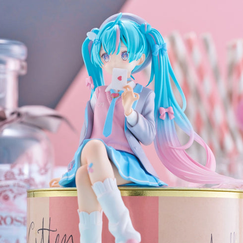 FuRyu 初音未來 戀愛西裝服Ver. 景品模型 杯麵座 商品圖近鏡左